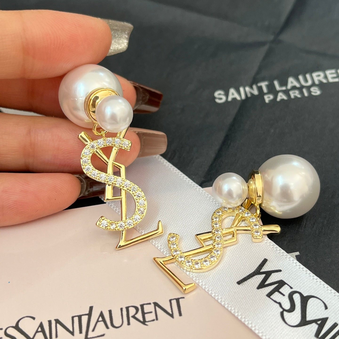 Boucles d'oreilles pendantes élégantes en métal et perles