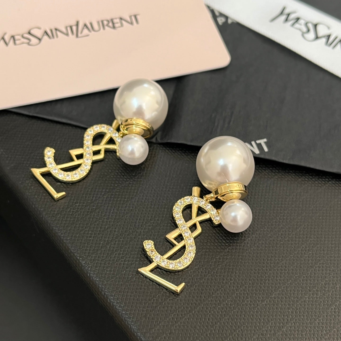 Boucles d'oreilles pendantes élégantes en métal et perles