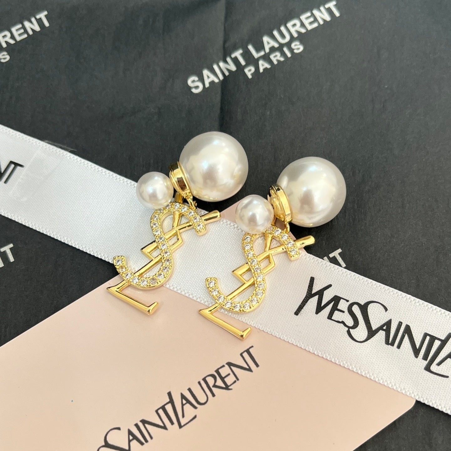 Boucles d'oreilles pendantes élégantes en métal et perles