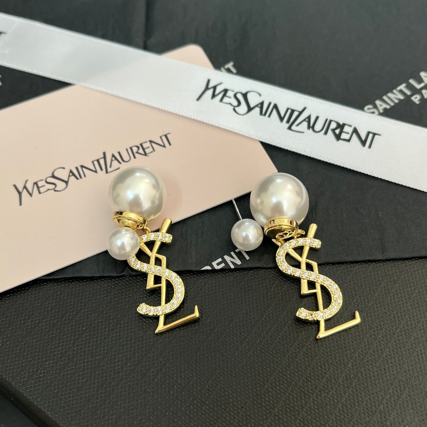 Boucles d'oreilles pendantes élégantes en métal et perles