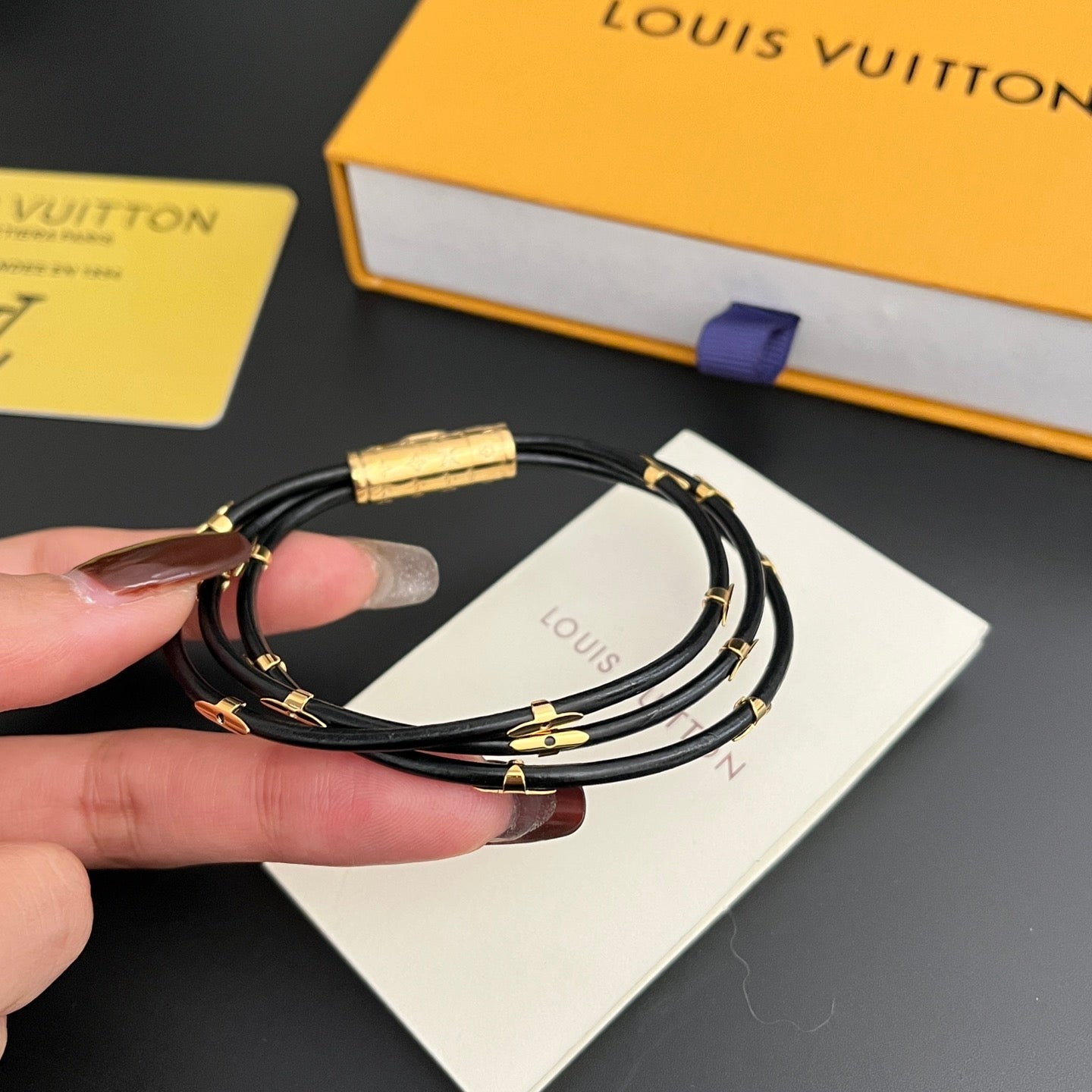 Bracelet unisexe en acier titane avec motif floral en relief, à la mode