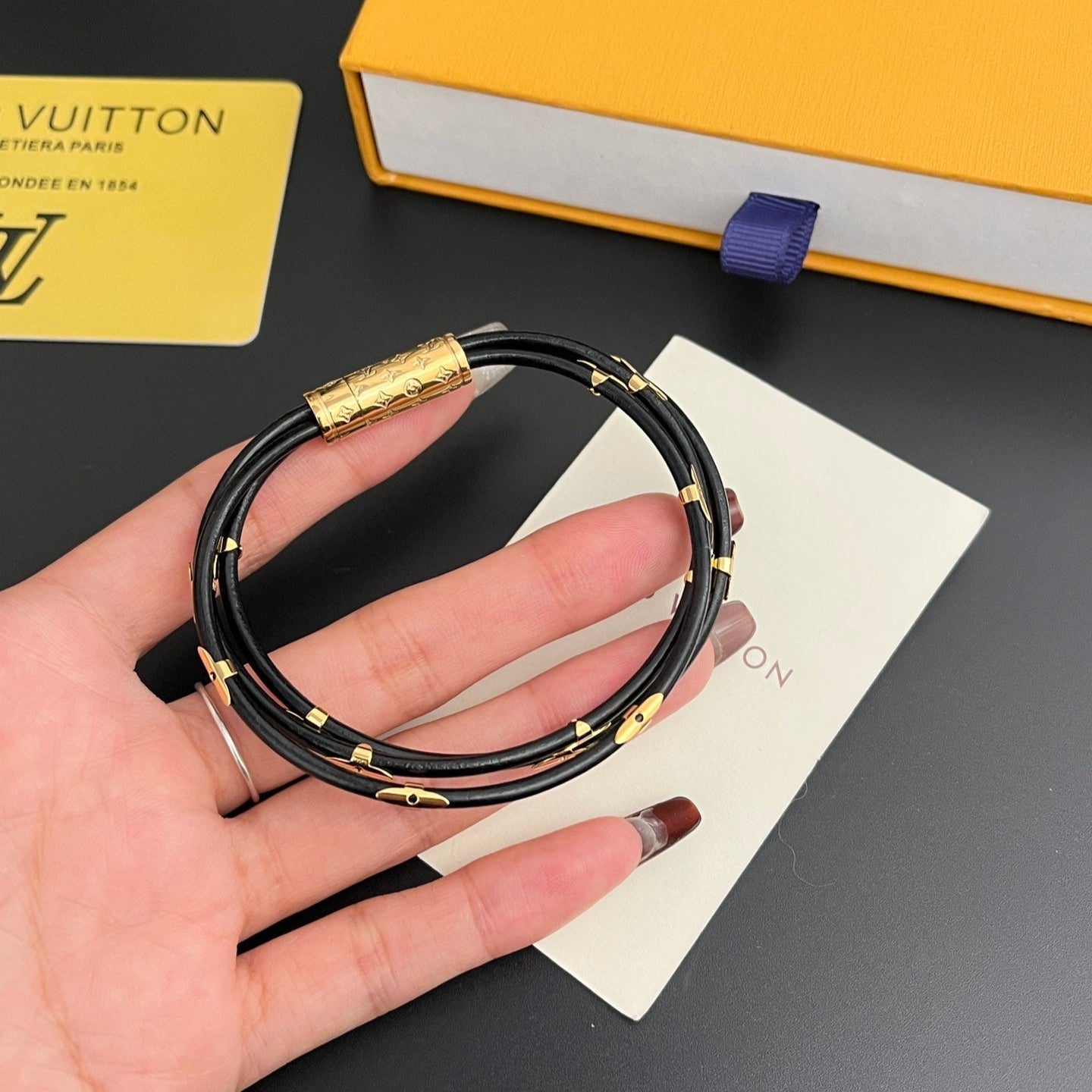 Bracelet unisexe en acier titane avec motif floral en relief, à la mode