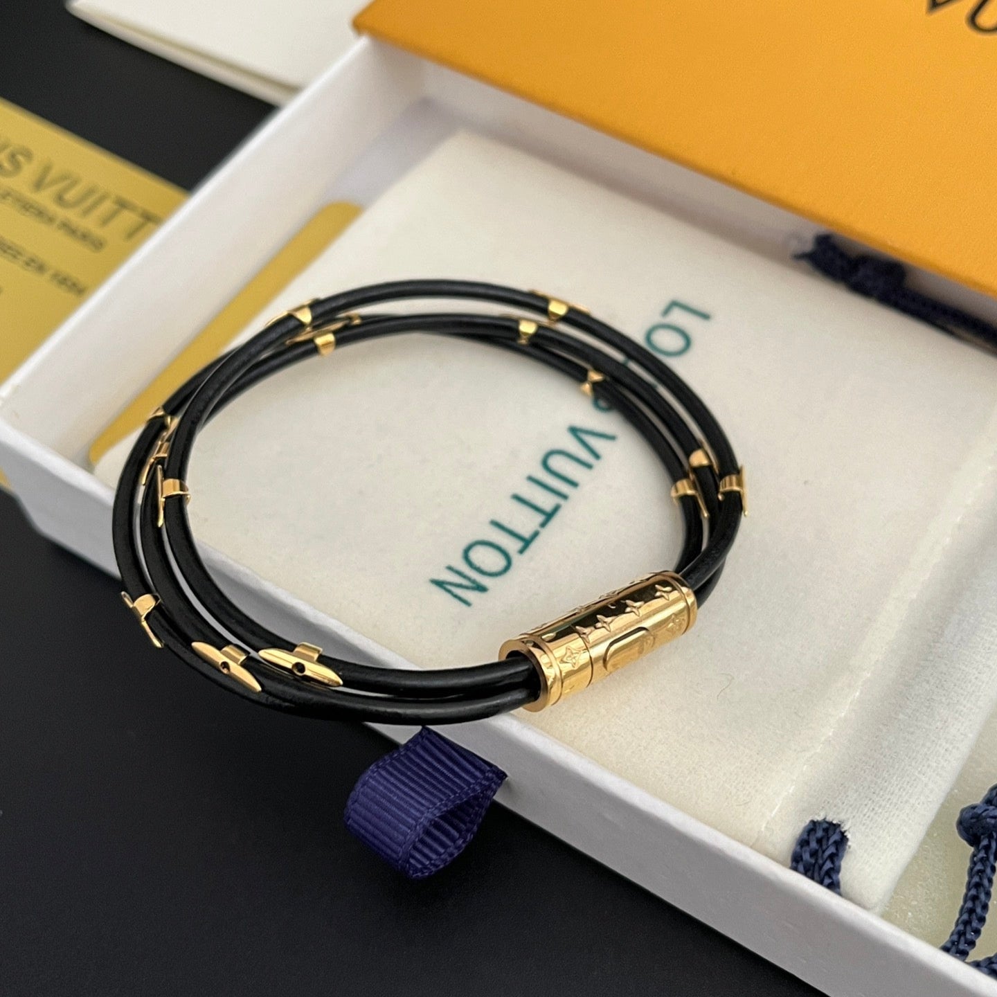 Bracelet unisexe en acier titane avec motif floral en relief, à la mode