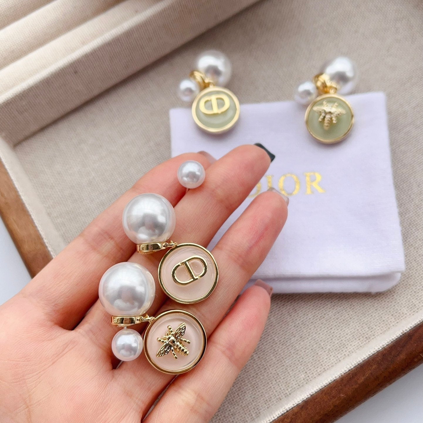 Boucles d'oreilles abeille perle asymétriques