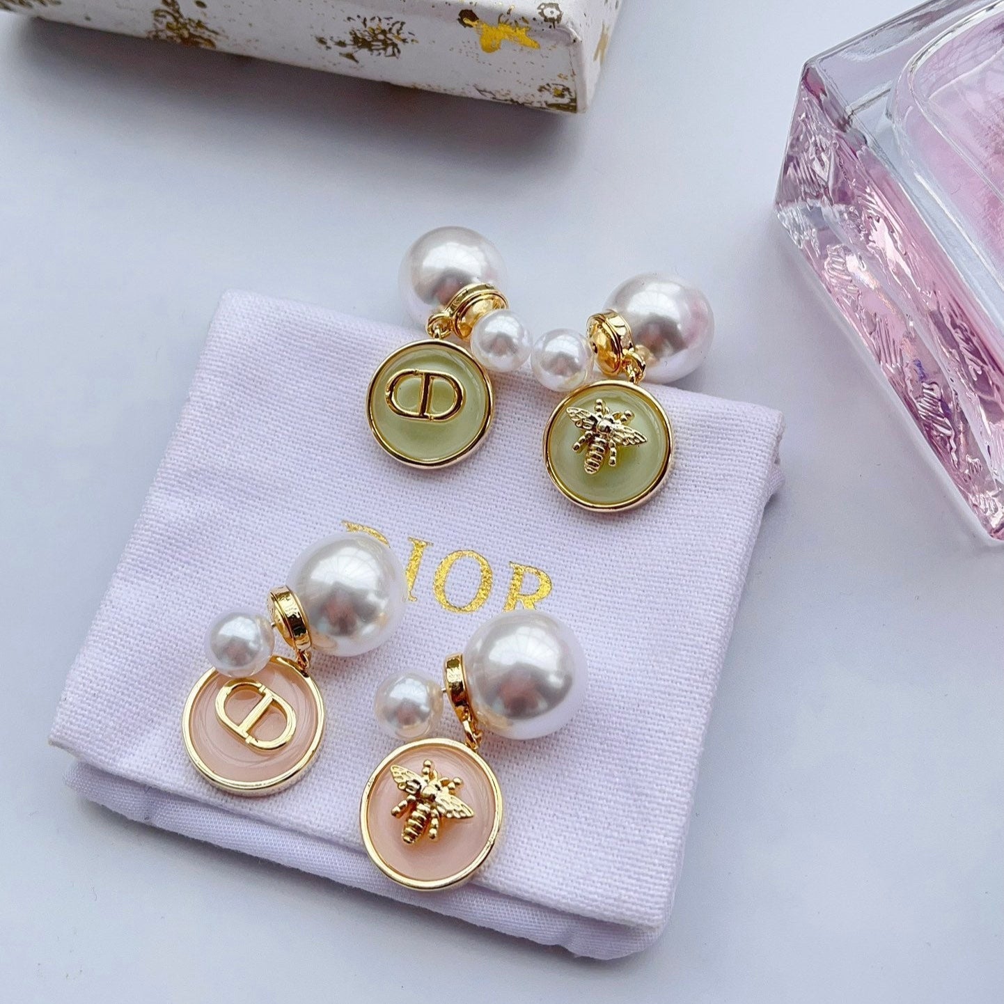 Boucles d'oreilles abeille perle asymétriques