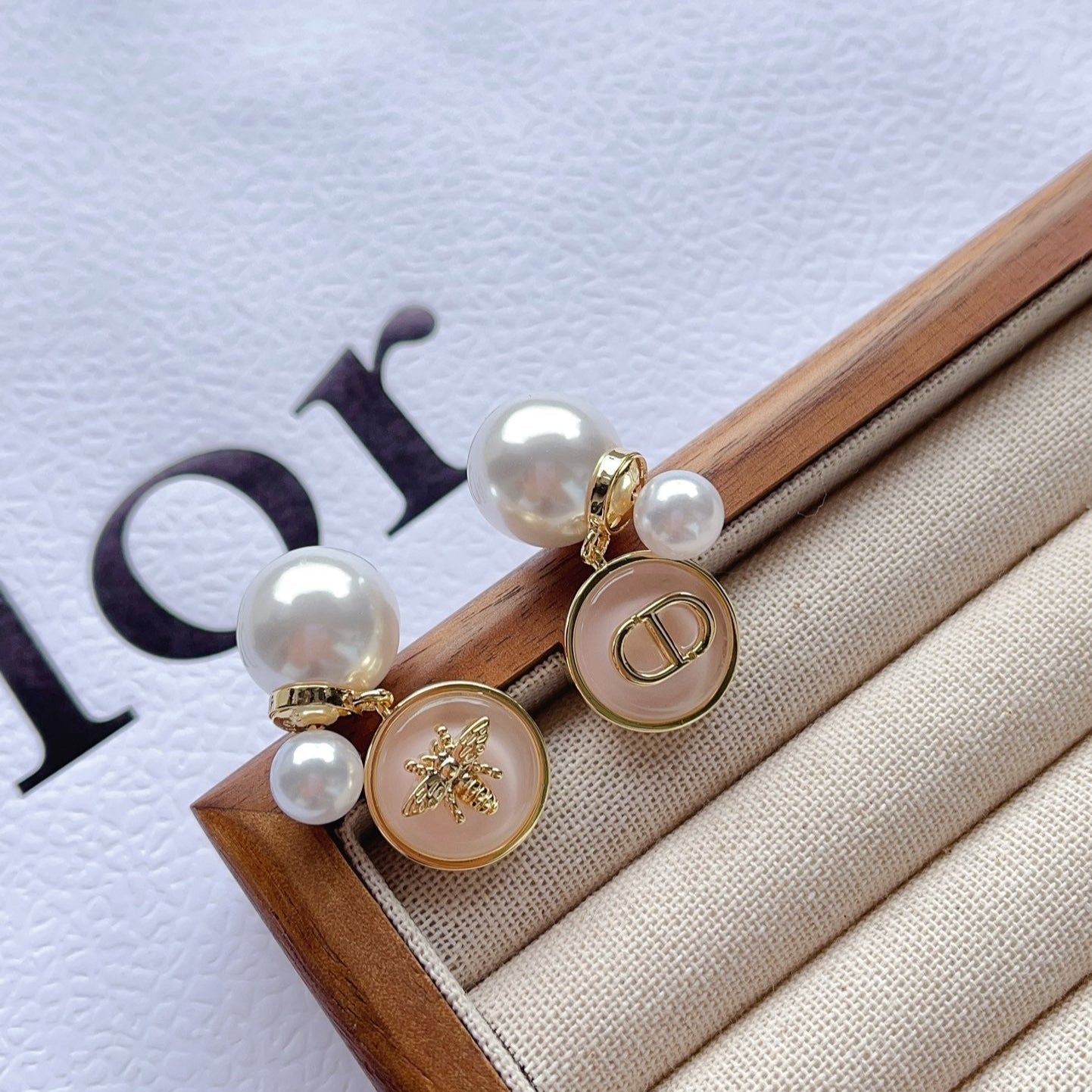 Boucles d'oreilles abeille perle asymétriques