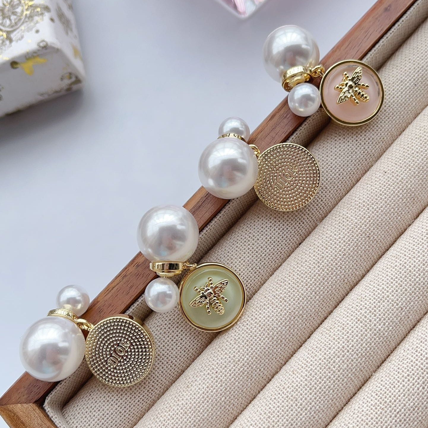 Boucles d'oreilles abeille perle asymétriques
