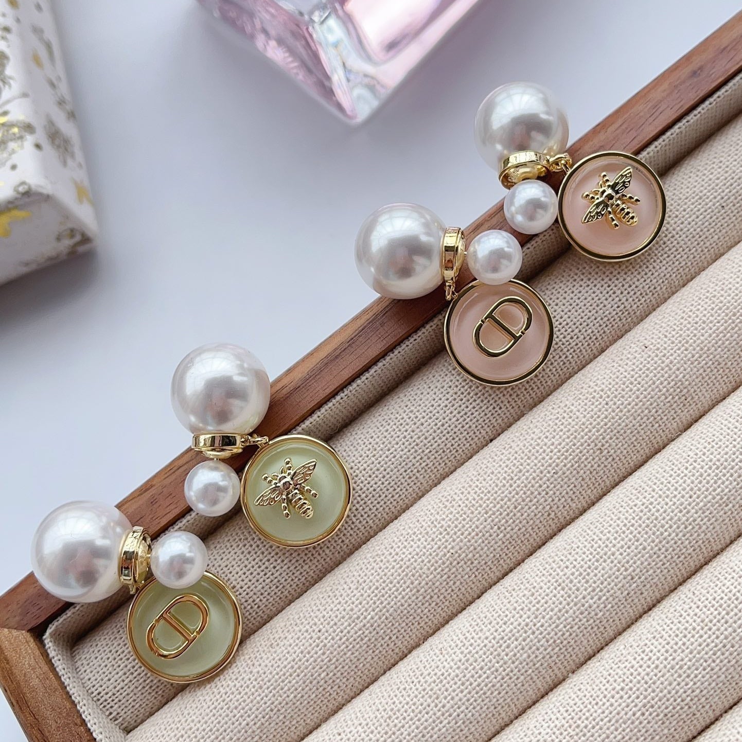 Boucles d'oreilles abeille perle asymétriques