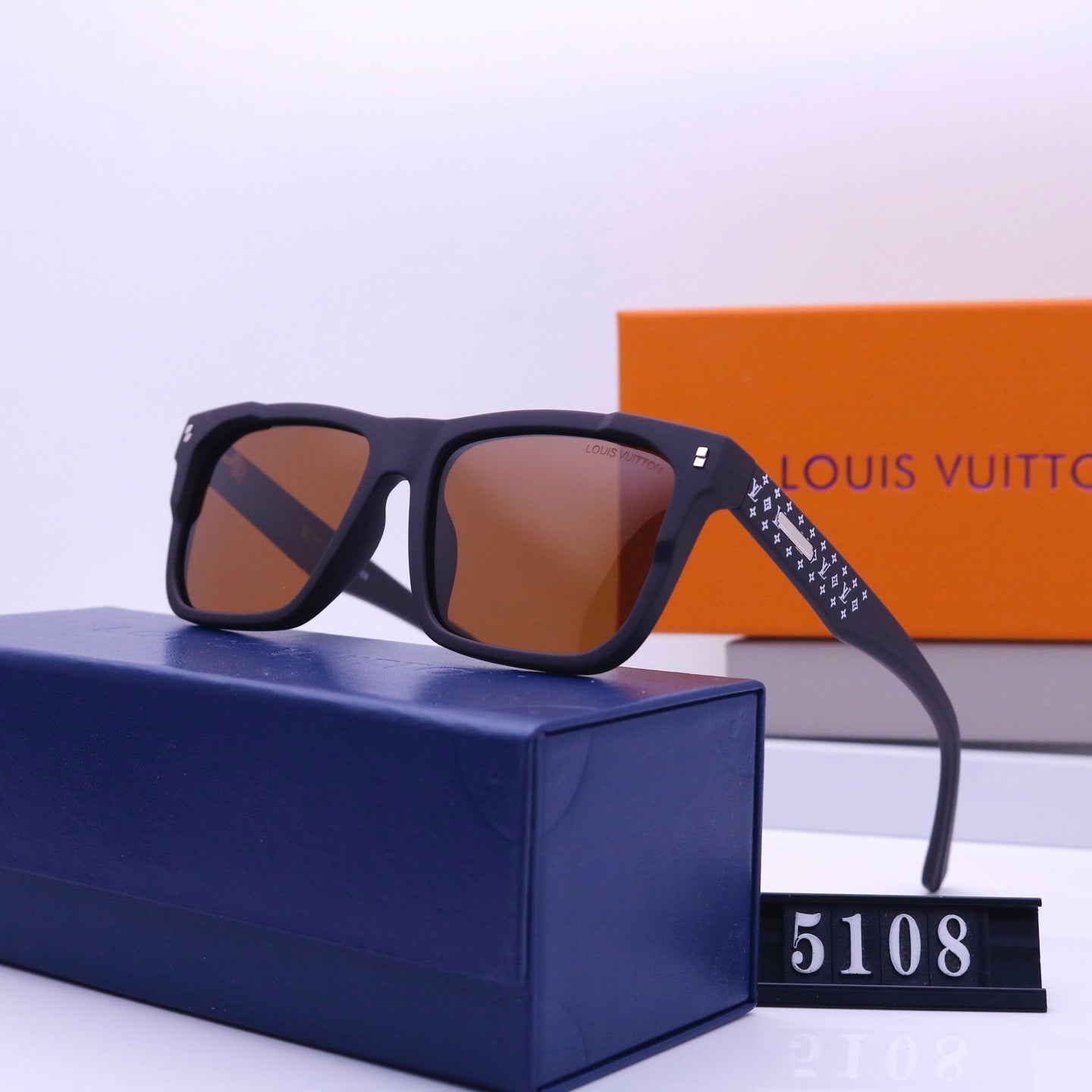 Lunettes de soleil carrées avec monture gravée, style vintage