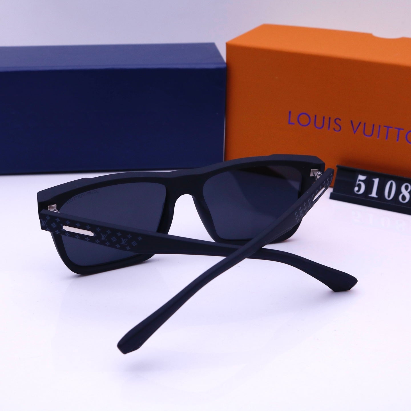Lunettes de soleil carrées avec monture gravée, style vintage