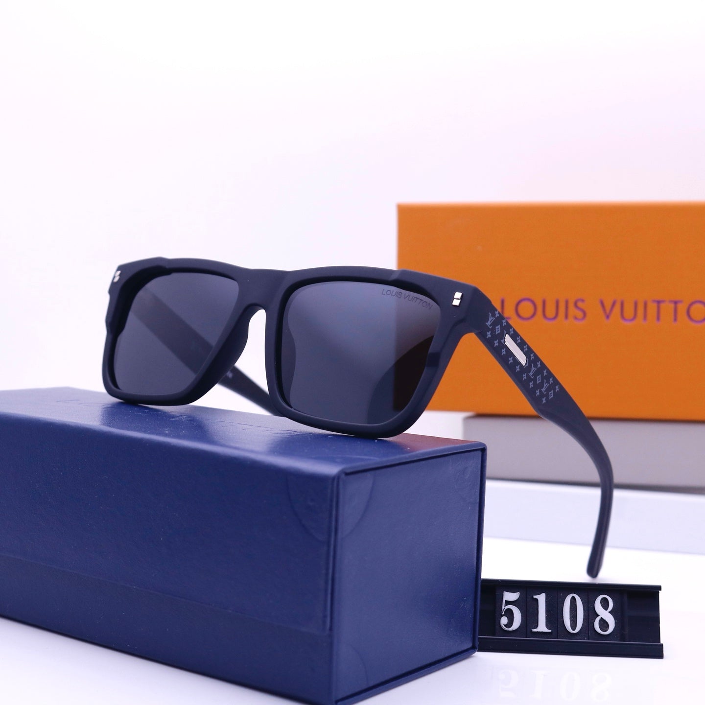 Lunettes de soleil carrées avec monture gravée, style vintage