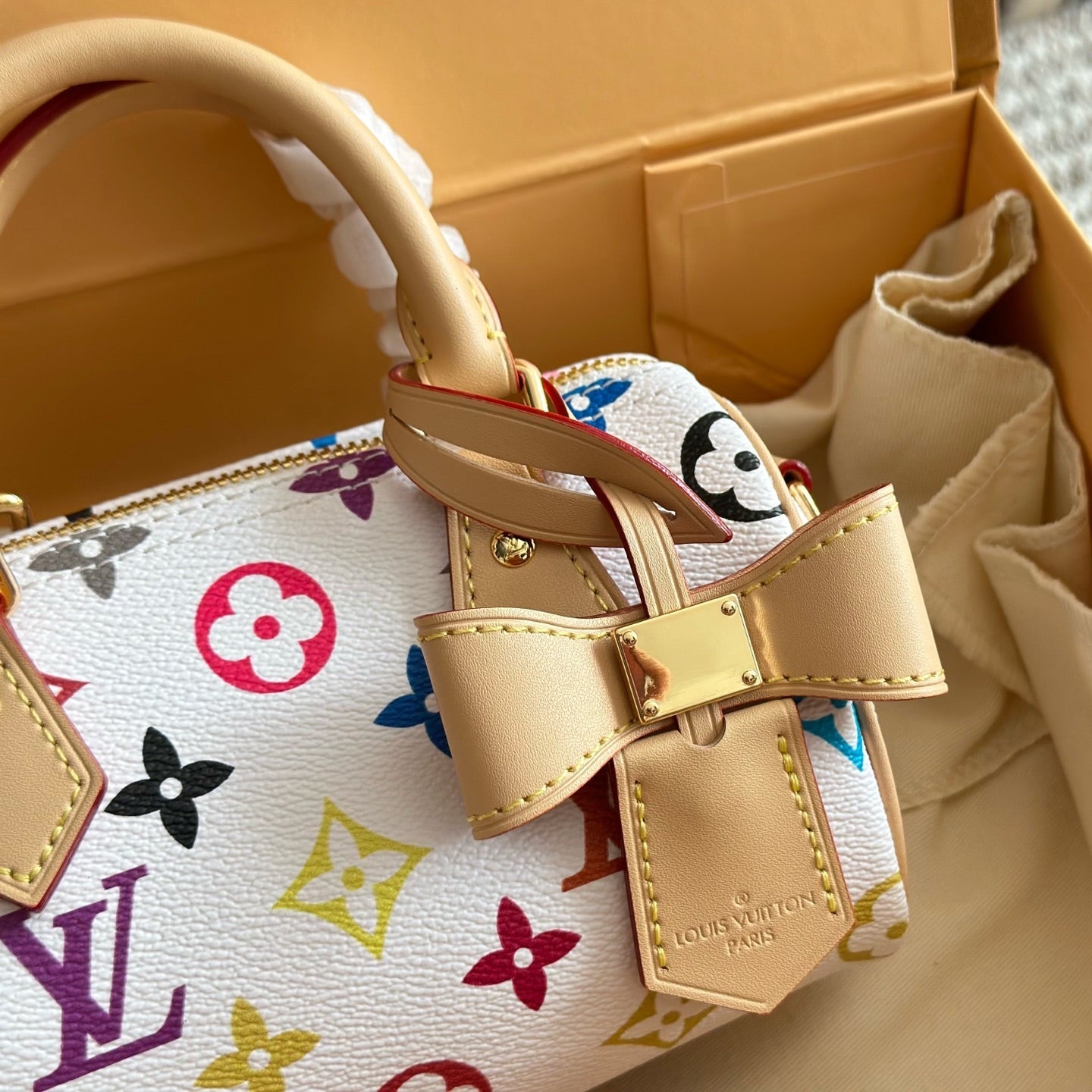 Sac blanc à nœud, gaufré et coloré