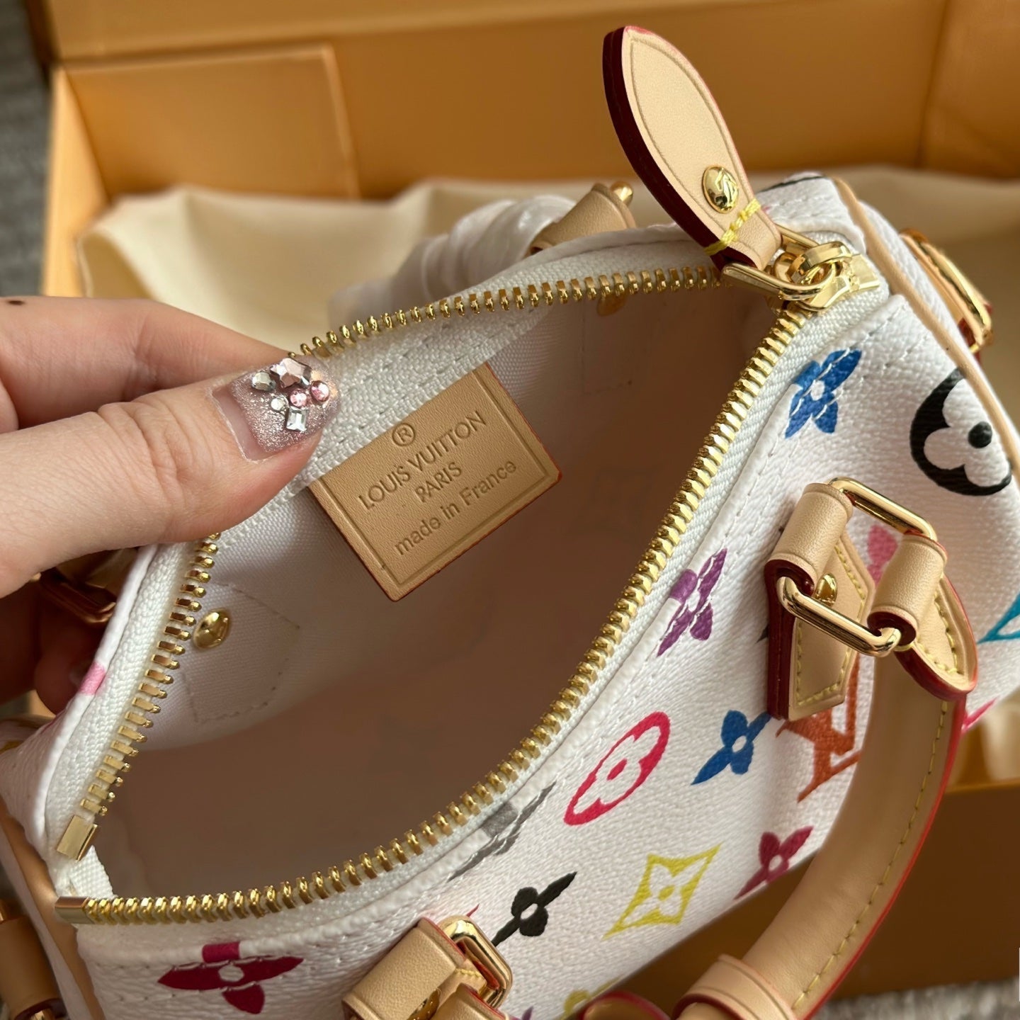 Sac blanc à nœud, gaufré et coloré