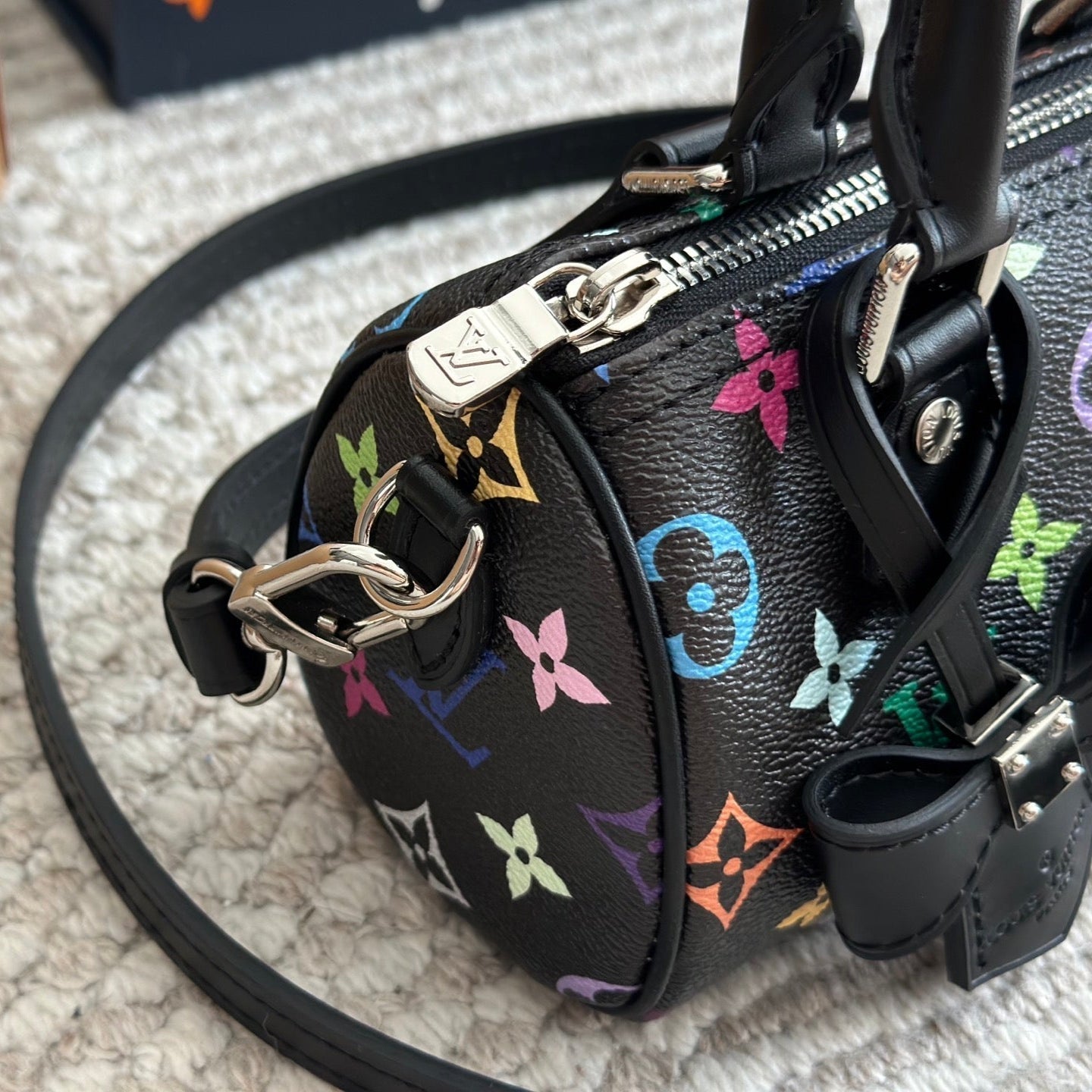 Sac nœud noir gaufré et coloré