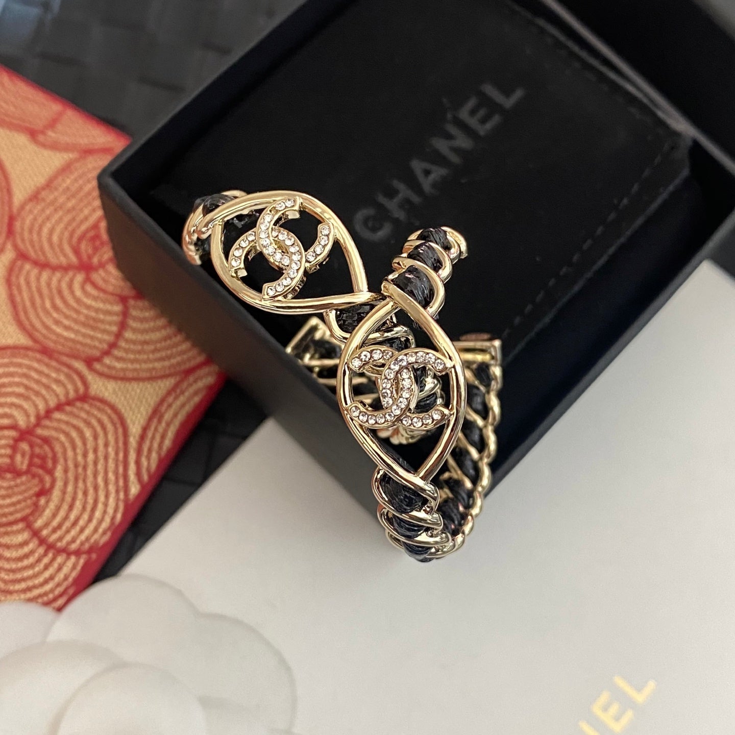 Boucles d'oreilles créoles mi-cerceau en cuir et métal tendance