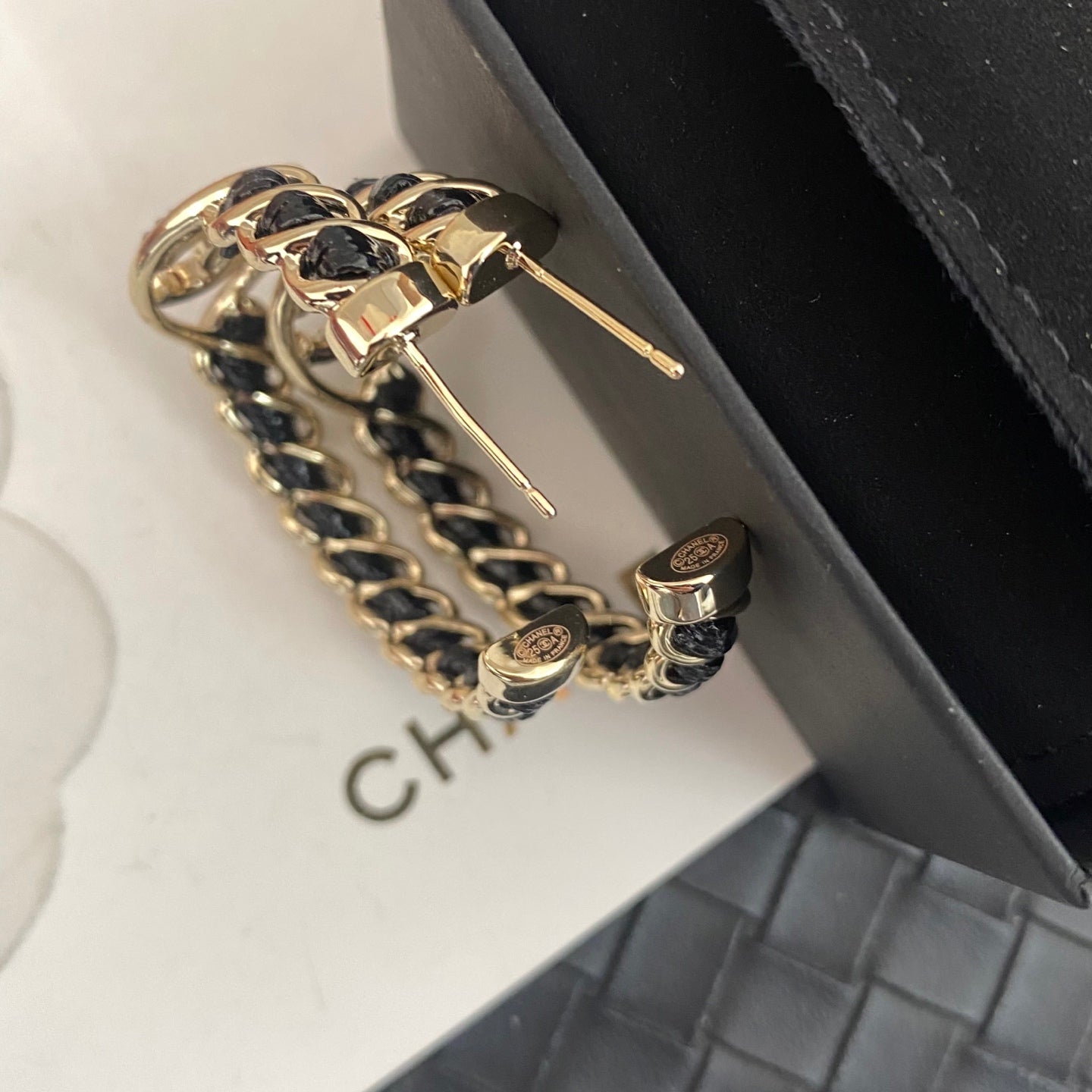 Boucles d'oreilles créoles mi-cerceau en cuir et métal tendance
