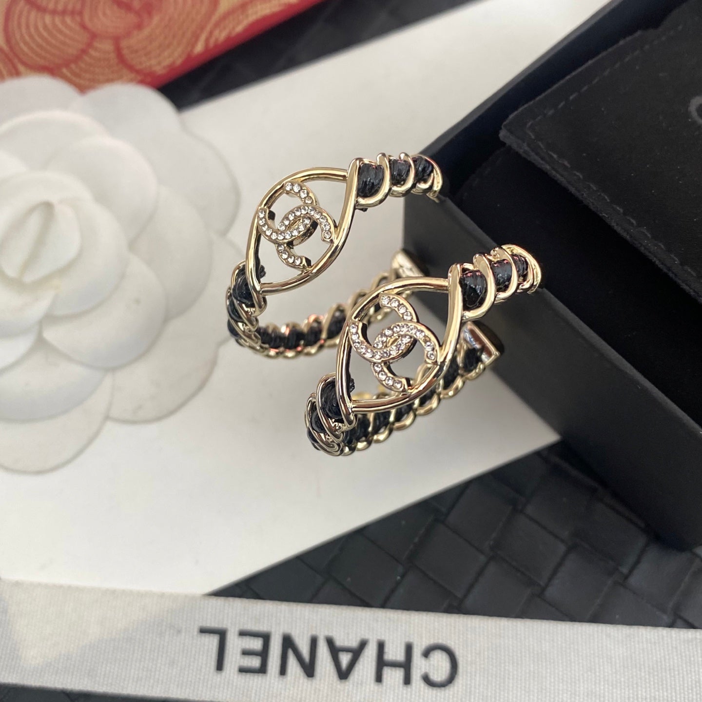 Boucles d'oreilles créoles mi-cerceau en cuir et métal tendance