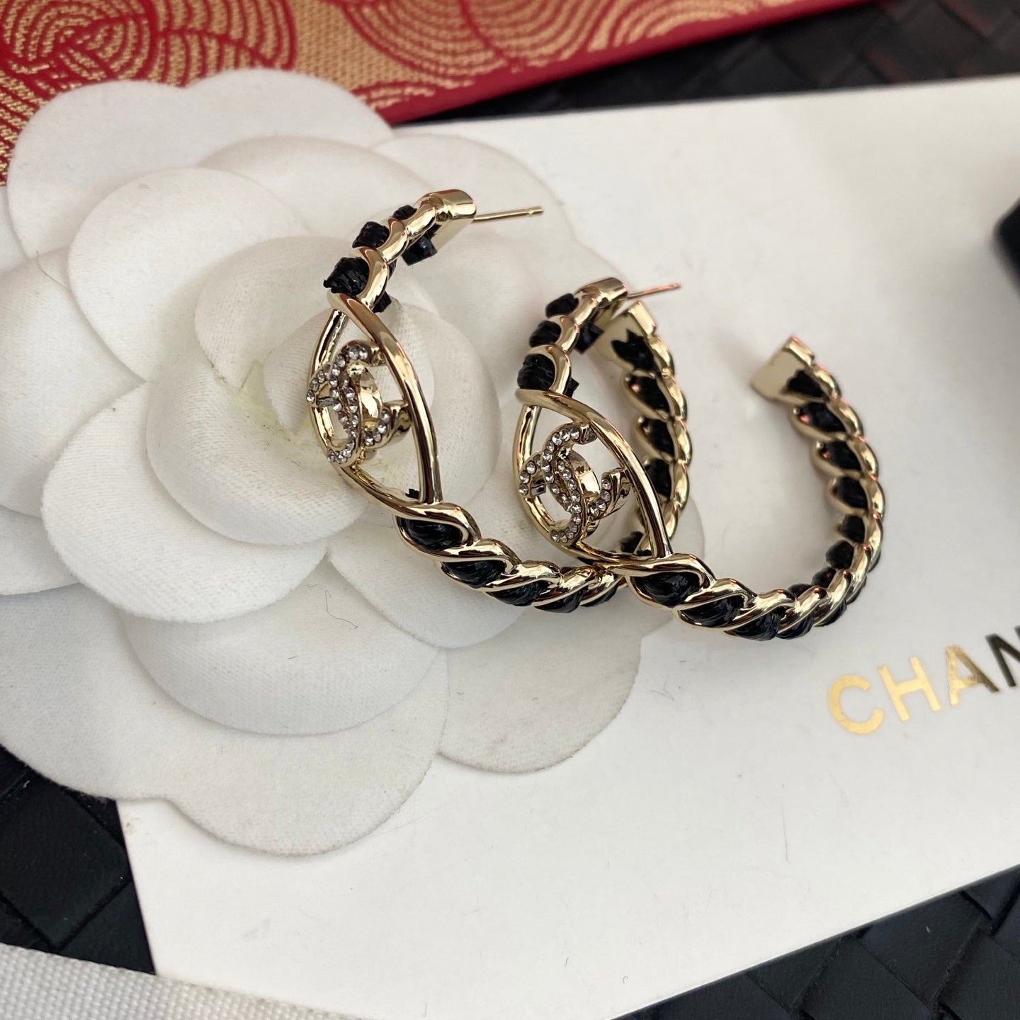 Boucles d'oreilles créoles mi-cerceau en cuir et métal tendance
