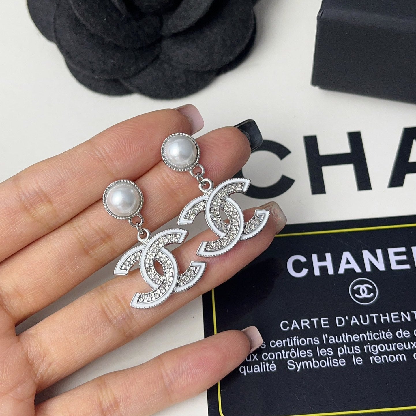 Boucles d'oreilles pendantes élégantes en perles