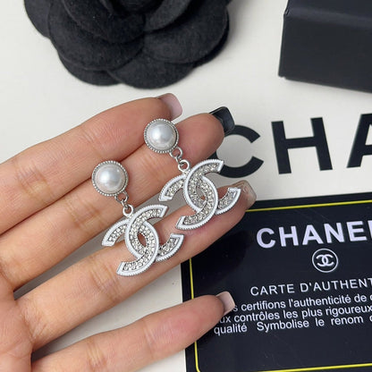 Boucles d'oreilles pendantes élégantes en perles