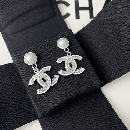 Boucles d'oreilles pendantes élégantes en perles