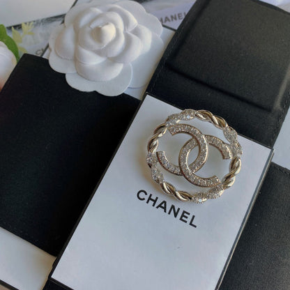 Broche Ronde Logo Lettre Cristal