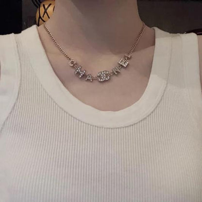Collier pendentif lettre simple et tendance