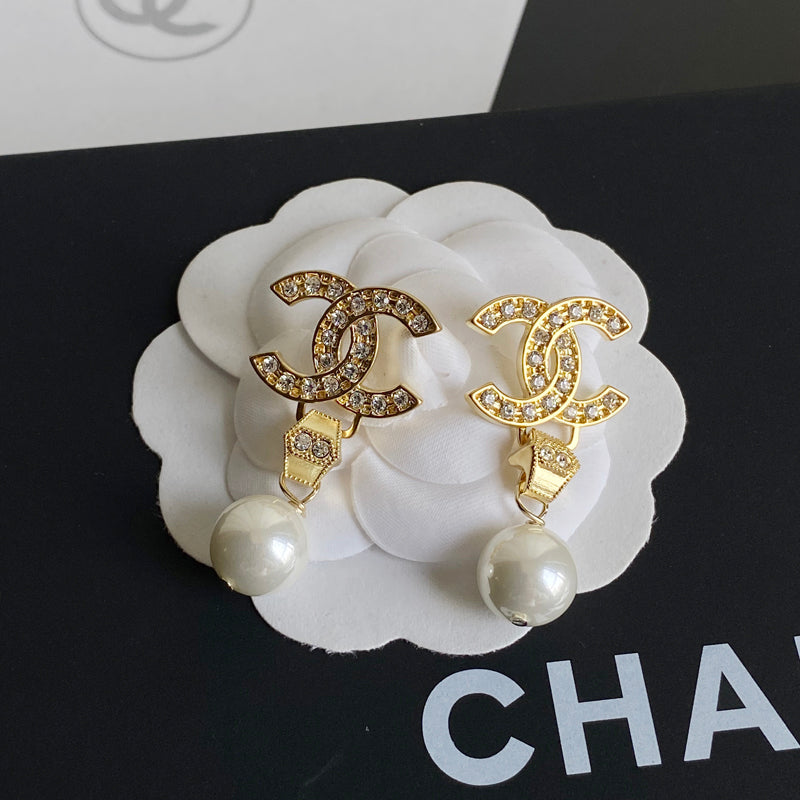 Boucles d'oreilles élégantes en perles et diamants