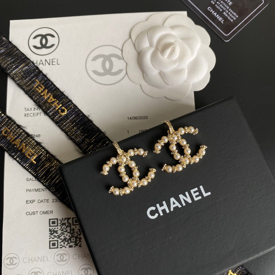 Boucles d'oreilles élégantes en perles et diamants