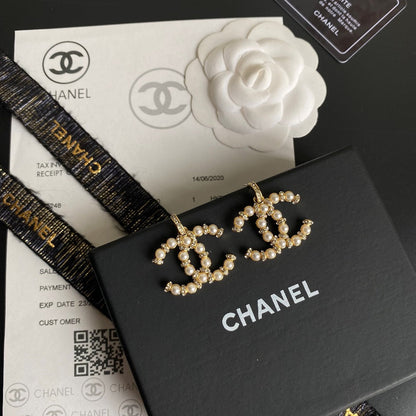 Boucles d'oreilles élégantes en perles et diamants