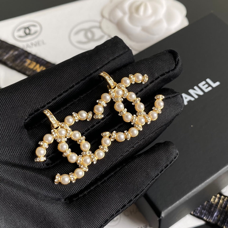 Boucles d'oreilles élégantes en perles et diamants