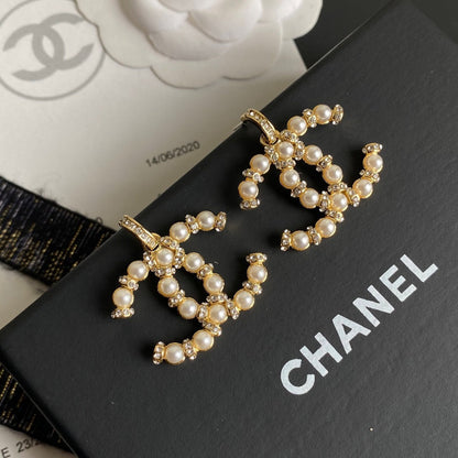 Boucles d'oreilles élégantes en perles et diamants