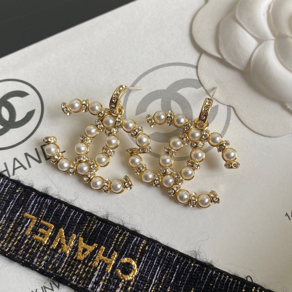 Boucles d'oreilles élégantes en perles et diamants