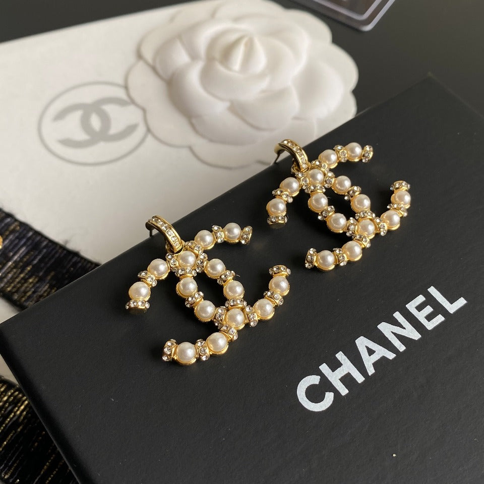 Boucles d'oreilles élégantes en perles et diamants