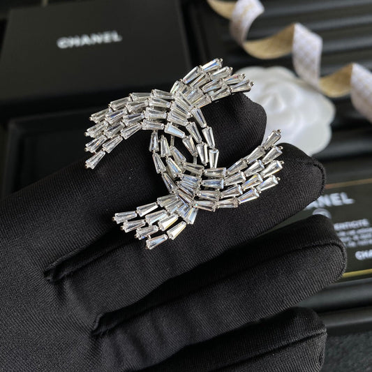 Broche Logo en Cristal Scintillant