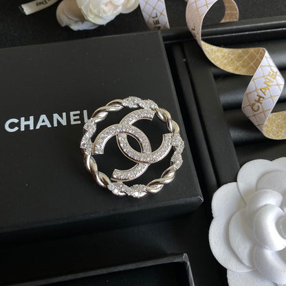 Broche Ronde Logo Lettre Cristal