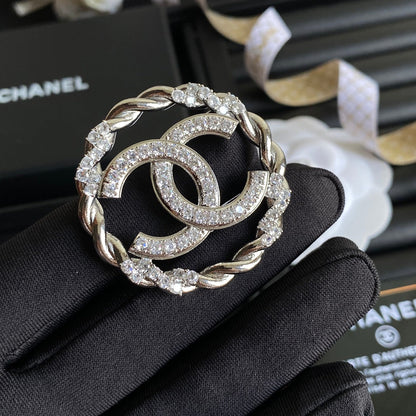Broche Ronde Logo Lettre Cristal