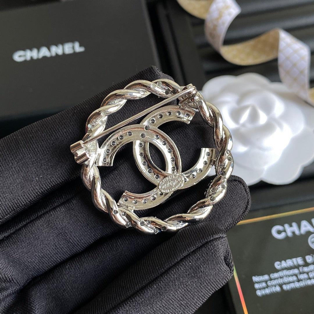 Broche Ronde Logo Lettre Cristal