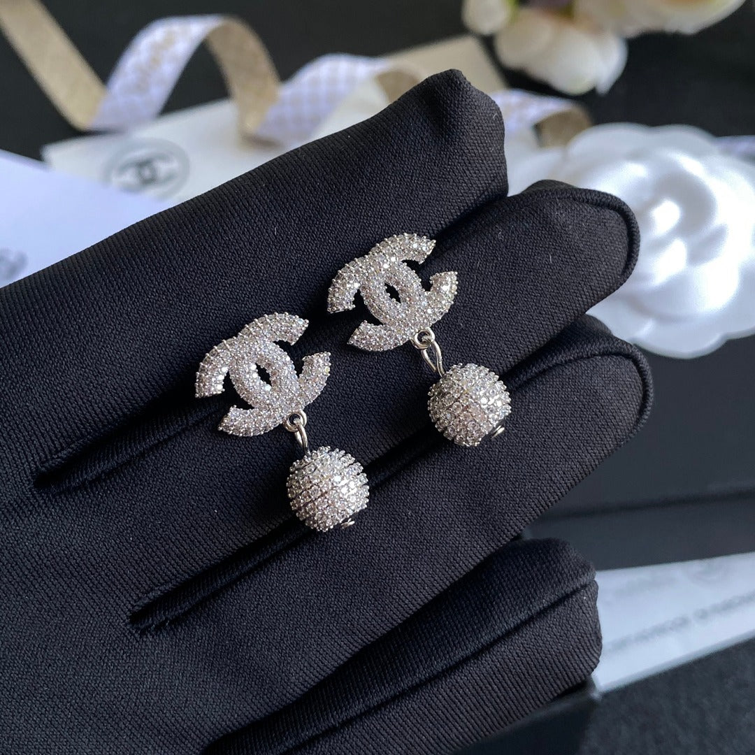 Pendientes con logo y colgante de bola de diamantes completos
