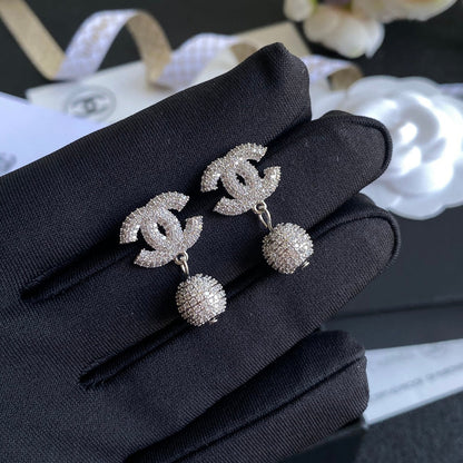 Pendientes con logo y colgante de bola de diamantes completos