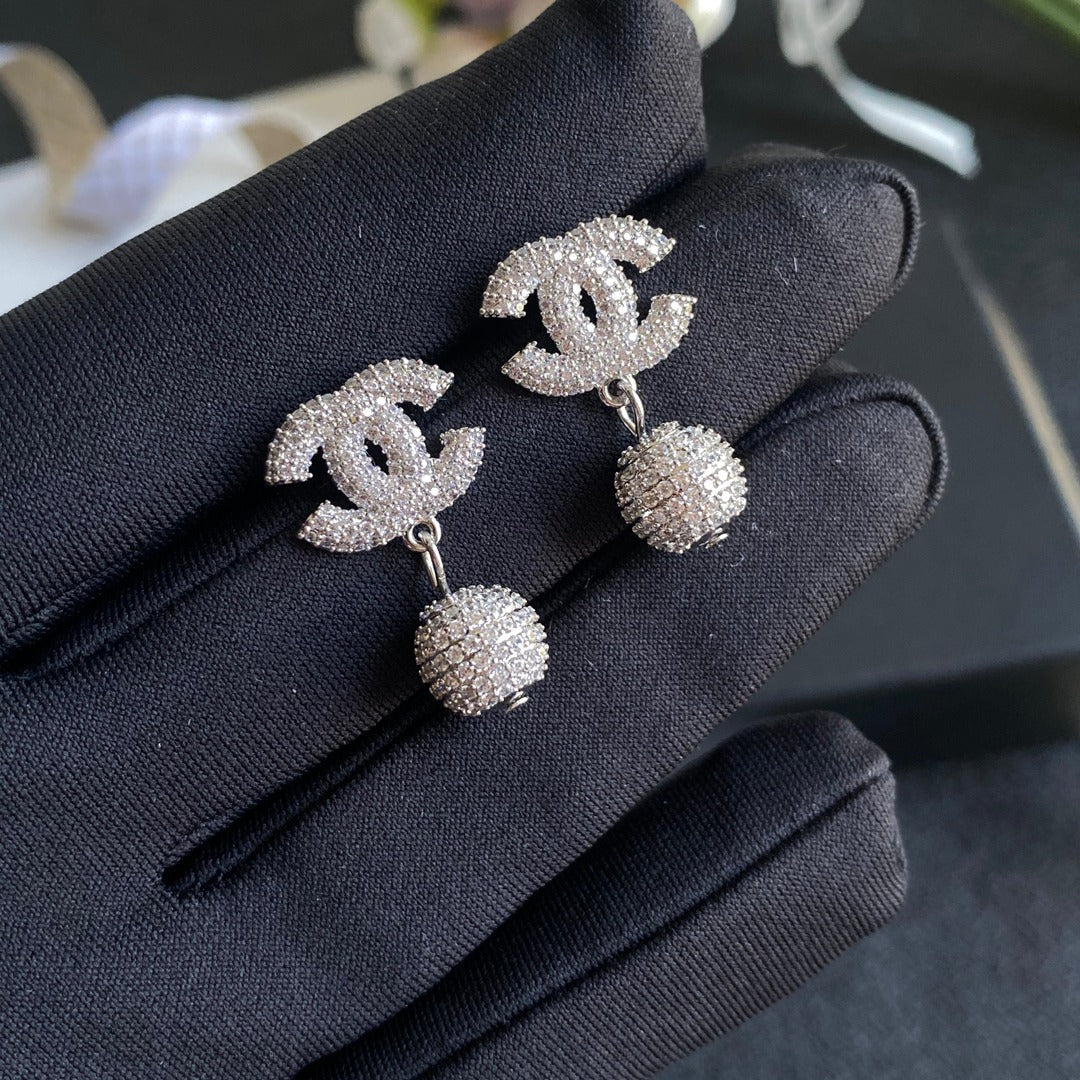 Pendientes con logo y colgante de bola de diamantes completos