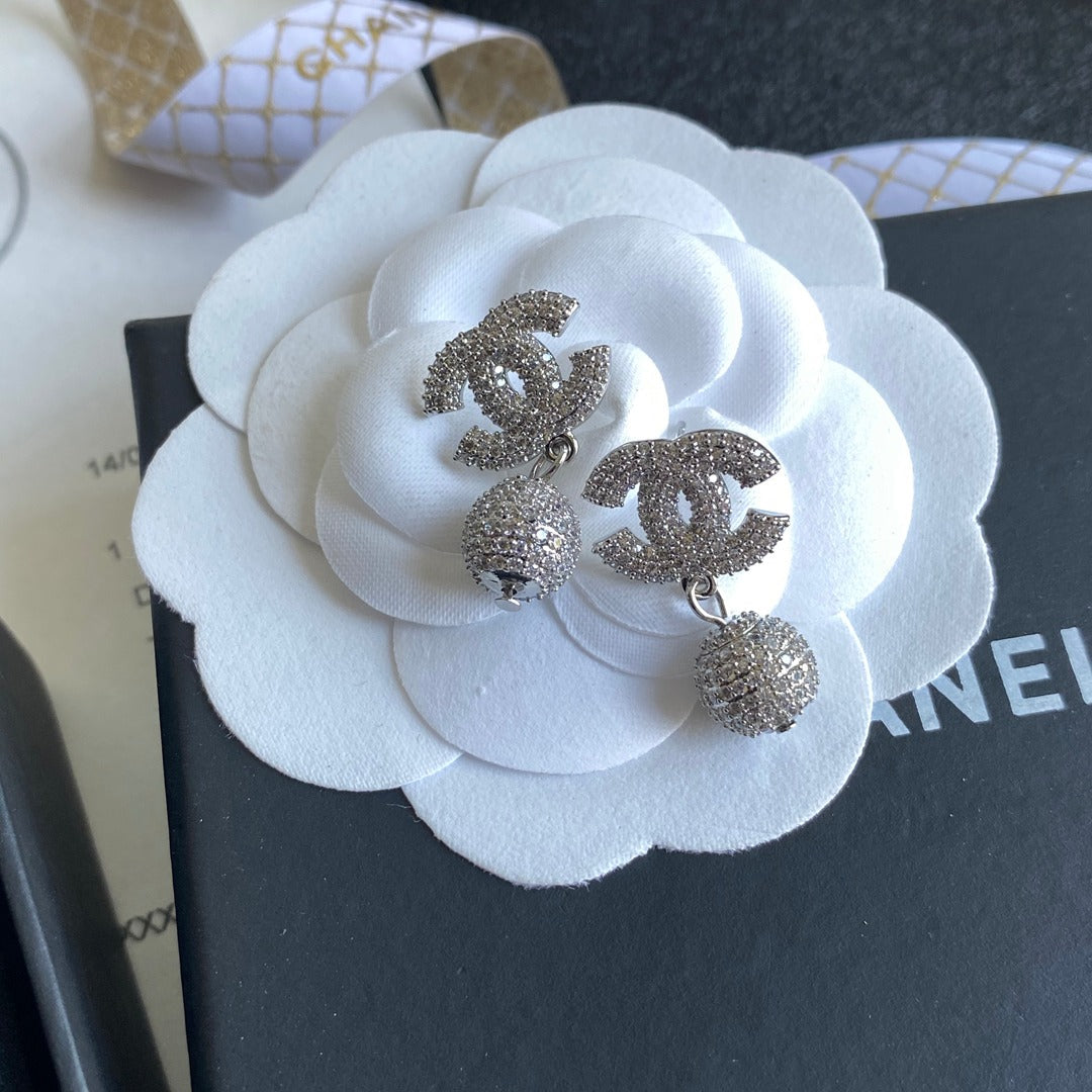 Pendientes con logo y colgante de bola de diamantes completos
