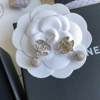 Pendientes con logo y colgante de bola de diamantes completos