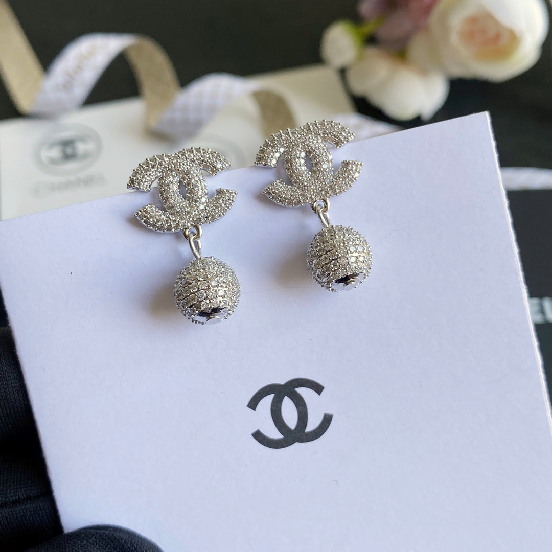 Pendientes con logo y colgante de bola de diamantes completos