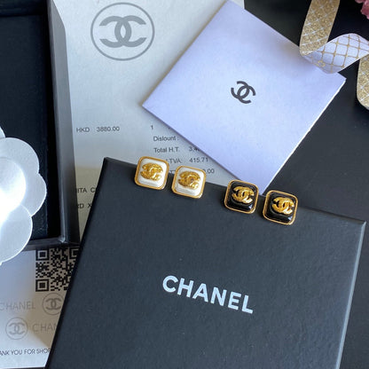Boucles d'oreilles carrées avec logo en forme de lettre