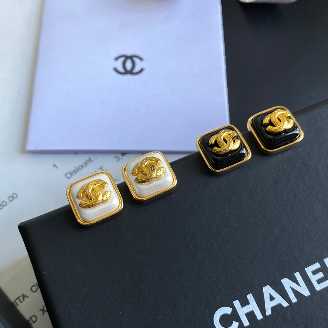 Boucles d'oreilles carrées avec logo en forme de lettre