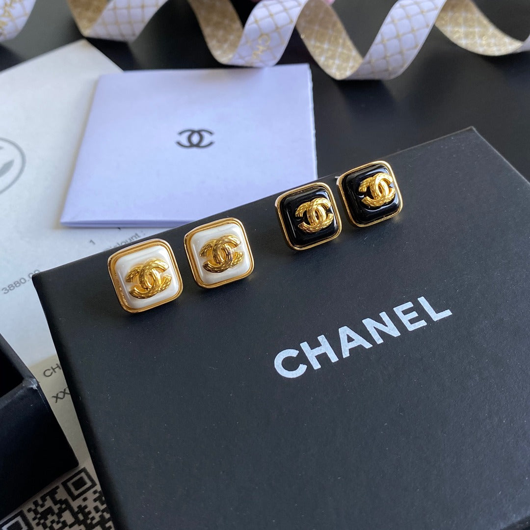 Boucles d'oreilles carrées avec logo en forme de lettre