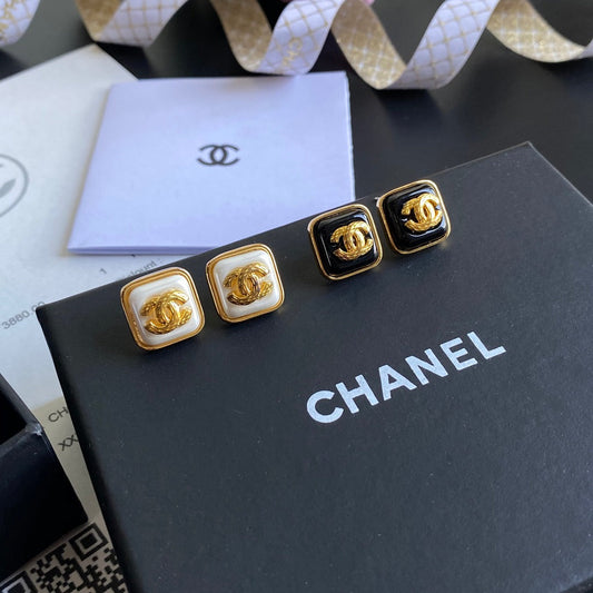 Pendientes cuadrados con logotipo de letra