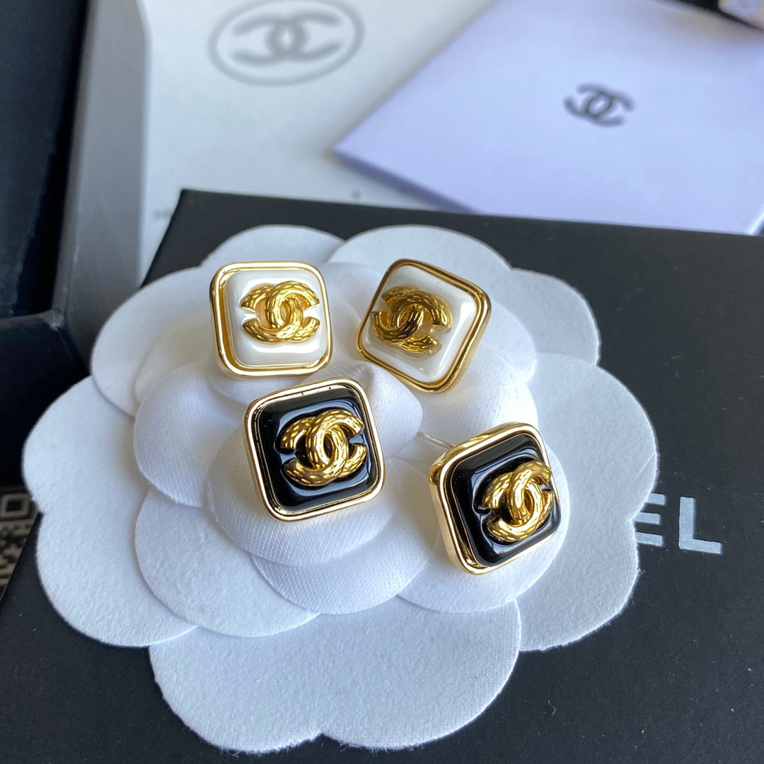 Boucles d'oreilles carrées avec logo en forme de lettre