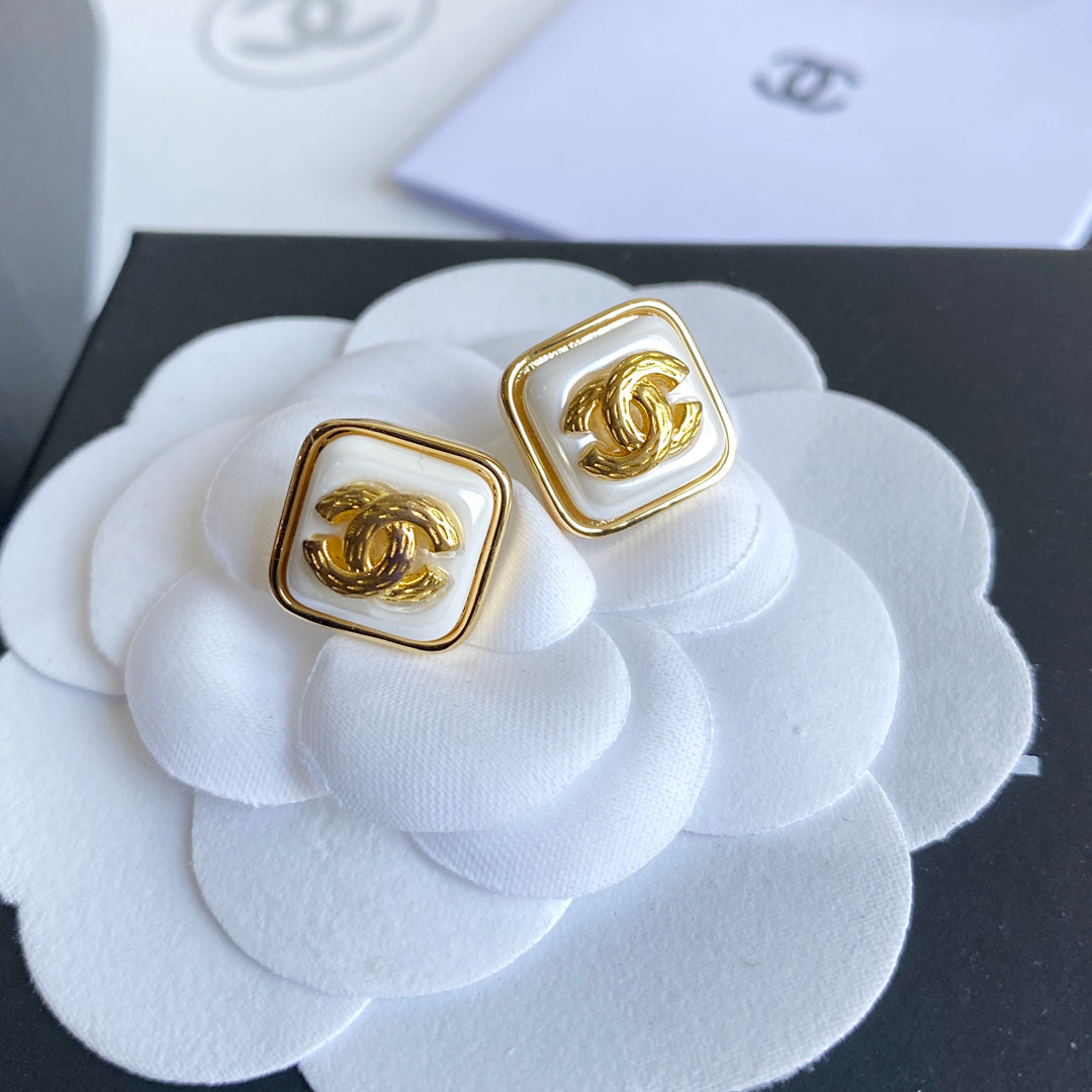 Boucles d'oreilles carrées avec logo en forme de lettre
